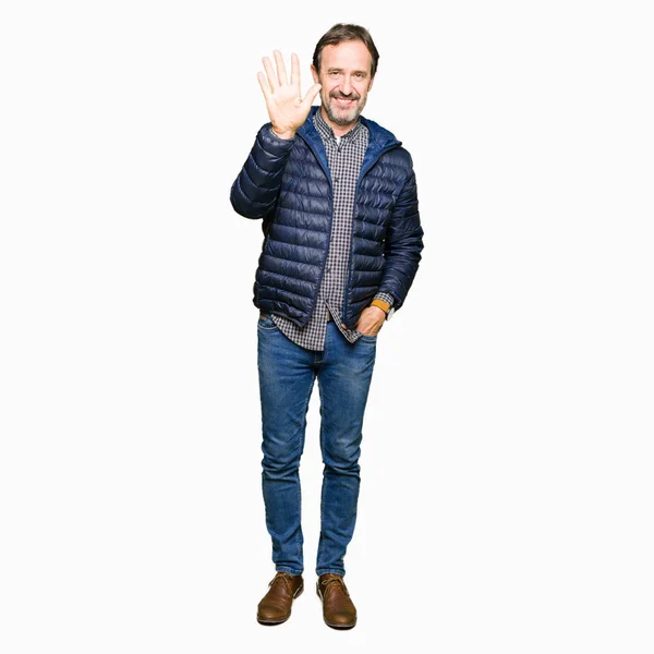 Orta Yaş Yakışıklı Adam Kış Ceket Gösterme Parmakları Ile Işaret — Stok fotoğraf