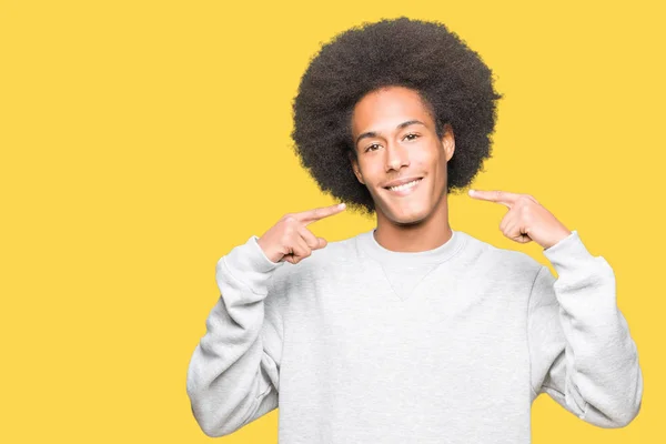 Młody Człowiek African American Afro Włosów Sobie Sportowy Bluza Uśmiechający — Zdjęcie stockowe