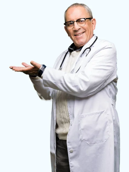 Красивий Старший Лікар Чоловік Медичному Пальто Вказуючи Бік Рукою Відкритою — стокове фото