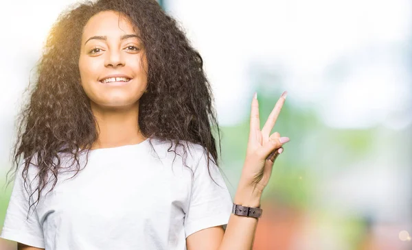 Jeune Belle Fille Aux Cheveux Bouclés Portant Shirt Blanc Décontracté — Photo