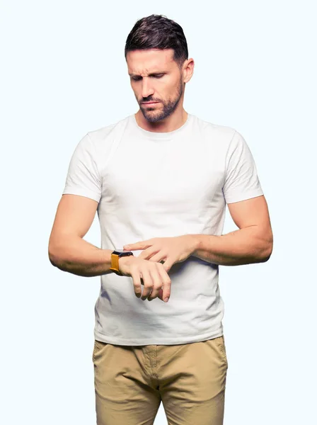 Hombre Guapo Con Camiseta Blanca Casual Comprobación Hora Reloj Pulsera —  Fotos de Stock