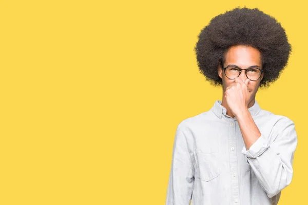 Jovem Afro Americano Com Cabelo Afro Usando Óculos Cheirando Algo — Fotografia de Stock