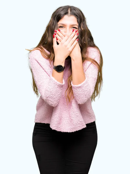 Młoda Piękna Kobieta Sobie Różowy Sweter Szoku Obejmujące Usta Rękami — Zdjęcie stockowe