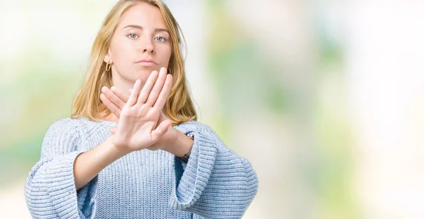 Hermosa Mujer Joven Con Suéter Azul Sobre Fondo Aislado Expresión — Foto de Stock