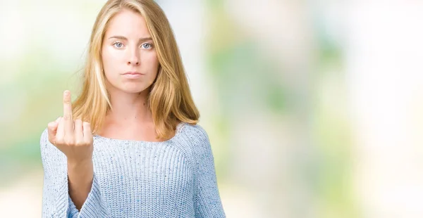 分離の背景表示中指 不作法のファックオフ式に青いセーターを着ている美しい若い女性 — ストック写真
