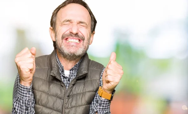 Homem Bonito Meia Idade Vestindo Colete Inverno Celebrando Louco Louco — Fotografia de Stock