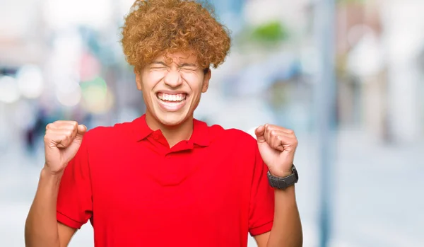 Joven Hombre Guapo Con Pelo Afro Vistiendo Camiseta Roja Emocionada —  Fotos de Stock