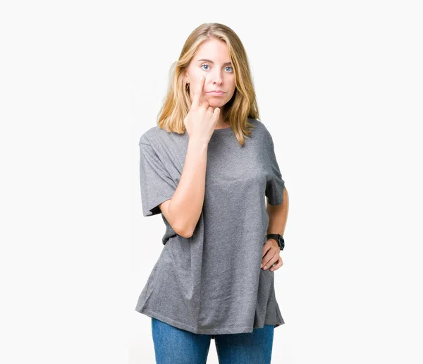 Hermosa Mujer Joven Con Una Camiseta Informal Gran Tamaño Sobre —  Fotos de Stock