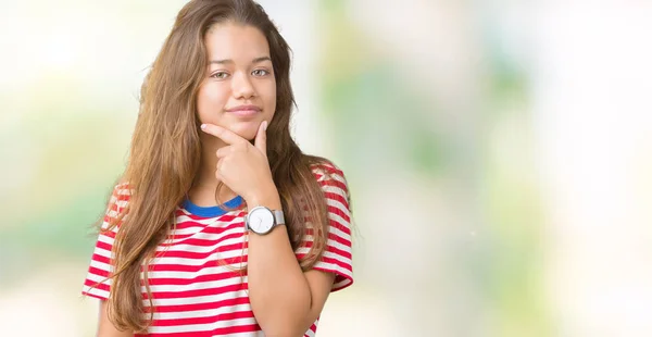 Joven Mujer Morena Hermosa Con Rayas Camiseta Sobre Fondo Aislado —  Fotos de Stock