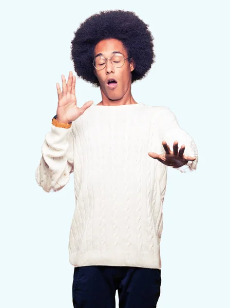 Afro Amerikai Fiatalember Afro Haj Szemüveg Fél Retteg Félelem Kifejezés — Stock Fotó