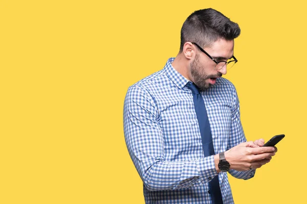 Joven Hombre Negocios Usando Teléfono Inteligente Sobre Fondo Aislado Asustado —  Fotos de Stock