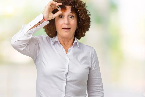 Schöne Ältere Geschäftsfrau Mittleren Alters Mit Sonnenbrille Über Isoliertem Hintergrund — Stockfoto