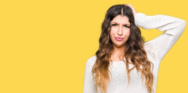 Beyaz kazak giyen genç güzel kadın yanıltır ve soru hakkında merak ediyorum. Şüphe, kafasına el ile düşünme ile belirsiz. Dalgın kavramı.