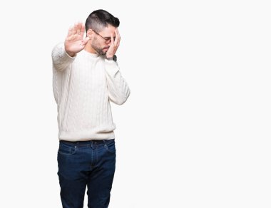 Yakışıklı delikanlı üzerinde gözlük takan izole elleriyle gözlerini kapsayan arka plan ve stop jest ile acı ve korku ifadesi. Utandım ve negatif kavramı.