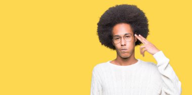 Çekim ve kendini işaret eden el ve baş parmak, intihar jest öldürme ile afro saç giyen genç Afro-Amerikan adam gözlük.