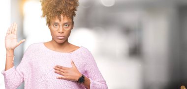 Güzel genç Afro-Amerikan kadın gözlük üzerinde arka izole göğüs ve bir sadakat sözü yemin yapma avuç, el ile küfür