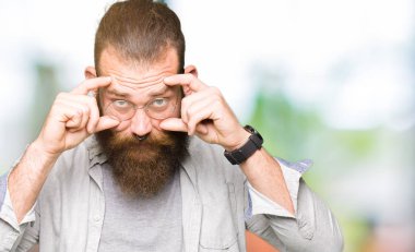 Parmaklarıyla, Uykulu ve sabah yorgunluk için yorgun gözlerini açmaya çalışırken gözlüklü genç sarışın adam