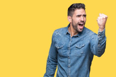 İzole arka plan öfkeli ve sinirli sinirli ve öfke ile bağırarak süre öfkeli yumruk yükselterek genç yakışıklı adam. Öfke ve agresif kavramı.