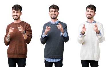 Izole arka plan üzerinde bir kazak giyen genç adamın kolaj mutlu ve komik yüzü ile kameraya parmakları işaret. İyi enerji ve titreşimler.