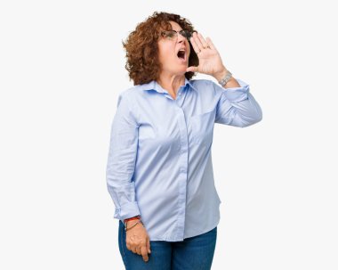 Güzel orta ager üst düzey businees kadın bağırarak ve ağzı üzerinde el ile yan için çığlık izole arka plan üzerinde gözlük takıyorum. İletişim kavramı.