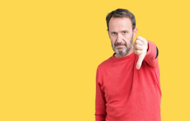 Mutsuz ve kızgın ret gösterilen ve başparmak aşağı hareketi ile negatif seyir izole arka plan üzerinde kış kazak giymiş yakışıklı orta yaş ağarmış komuta sizde. Kötü ifade.