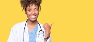 Genç Afro-Amerikan doktor kadın arıyorum ve başparmak yanında yukarıyı mutlu yüz ile gülümseyen izole arka plan.