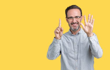 Gösterilen arka plan üzerinde gözlük takan yakışıklı orta yaş zarif komuta sizde izole ve parmakları ile işaret kendinden emin ve mutlu gülümseyerek süre 6 numara.