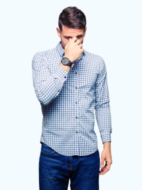 Burun ve göz yorgunluğu ve baş ağrısı duygu sürtünme yorgun mavi gözlü yakışıklı iş adamı. Stres ve hayal kırıklığı kavramı.