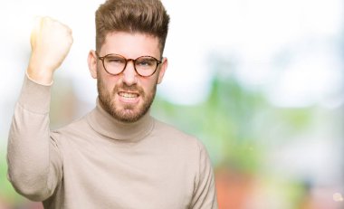 Öfkeli ve sinirli sinirli ve öfke ile bağırarak süre öfkeli yumruk yükselterek gözlüklü genç yakışıklı iş adamı. Öfke ve agresif kavramı.