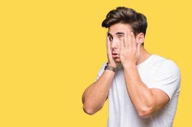 Yüz, depresyon ve üzüntü, kapsayan bıktınız eller izole arka plan üzerinde beyaz t-shirt giyen genç yakışıklı adam üzgün ve sorun için tahriş