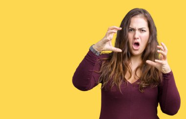 Güzel ve çekici artı boyutu genç kadın bir öfke ile sinirli bağırarak izole arka plan üzerinde elbise, boğmak istiyor deli bağırıp eller