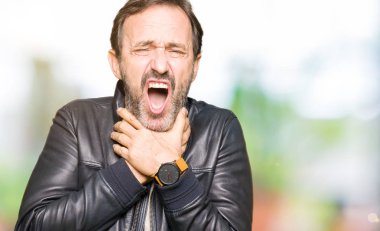 Siyah deri giyen orta yaş yakışıklı adam ceket bağırarak ve çünkü boğmak acı kendi ellerimle öldürürüm. Sağlık sorunu. Yaralarından ve intihar kavramı.