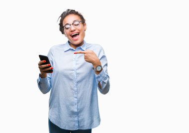 Genç izole arka el ve parmak ile işaret çok mutlu üzerinde akıllı telefon kullanan saç Afro-Amerikan iş kız örgülü