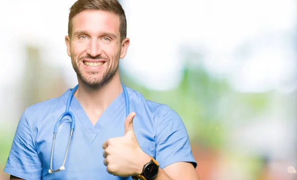 Bonito Médico Homem Vestindo Uniforme Médico Sobre Fundo Isolado Fazendo — Fotografia de Stock