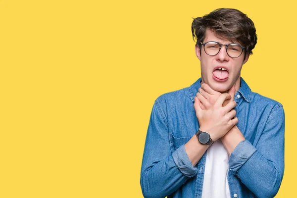 Jovem Homem Bonito Vestindo Óculos Sobre Fundo Isolado Gritando Sufocar — Fotografia de Stock