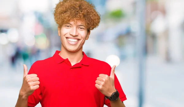 Joven Hombre Guapo Con Pelo Afro Con Camiseta Roja Signo — Foto de Stock