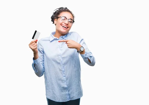 Jovem Afro Americana Segurando Cartão Crédito Sobre Fundo Isolado Muito — Fotografia de Stock