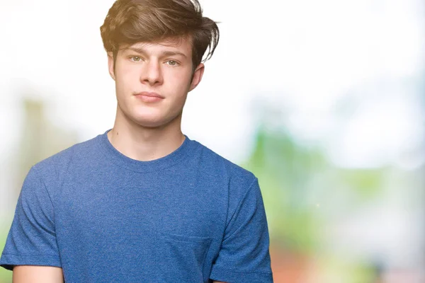 Ung Vacker Man Bär Blå Shirt Över Isolerade Bakgrund Avslappnad — Stockfoto