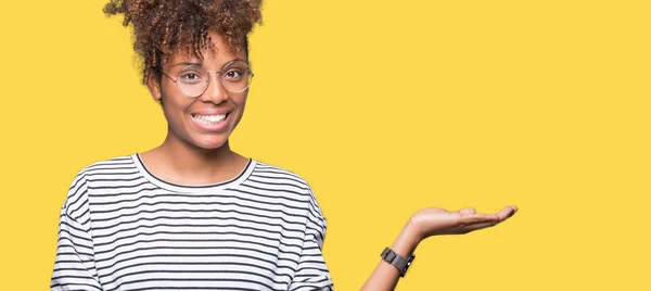 Linda Jovem Afro Americana Vestindo Óculos Sobre Fundo Isolado Sorrindo — Fotografia de Stock