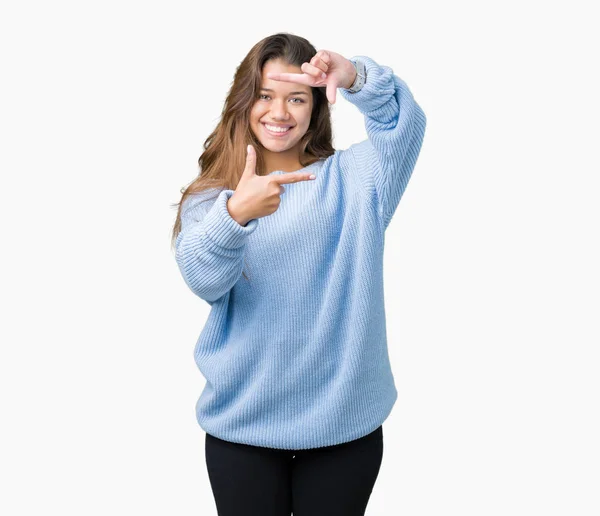Jovem Bela Mulher Morena Vestindo Camisola Inverno Azul Sobre Fundo — Fotografia de Stock