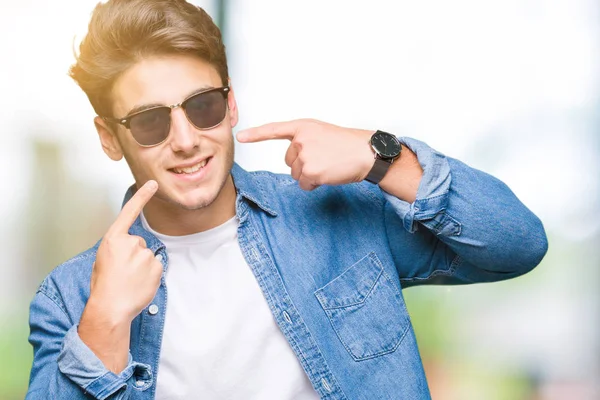 Genç Yakışıklı Adam Kendinden Emin Gösterilen Işaret Parmakları Diş Ağız — Stok fotoğraf