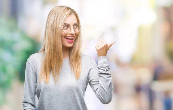 Jonge Mooie Blonde Vrouw Bril Geïsoleerde Achtergrond Glimlachend Met Blij — Stockfoto