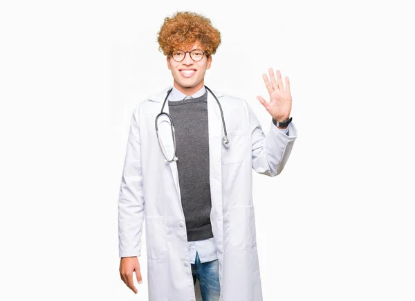 Mladý Pohledný Doktor Člověka Lékařské Kabátě Ukazující Ukázal Prsty Číslo — Stock fotografie