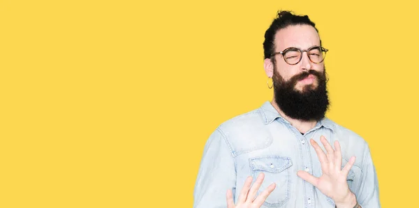 Jonge Hipster Man Met Lange Haren Baard Dragen Van Een — Stockfoto