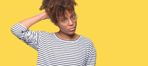 Vackra Unga Afroamerikanska Kvinnan Bär Glasögon Över Isolerade Bakgrund Förvirra — Stockfoto