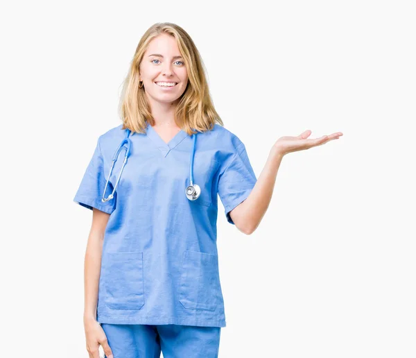Mooie Jonge Dokter Vrouw Medische Uniform Dragen Geïsoleerde Achtergrond Lacht — Stockfoto