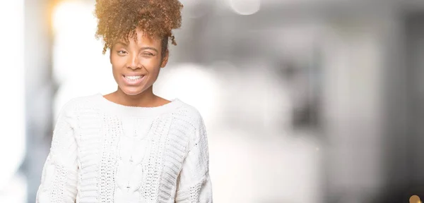Красива Молода Жінка Афро Американських Носити Взимку Светр Над Ізольованих — стокове фото