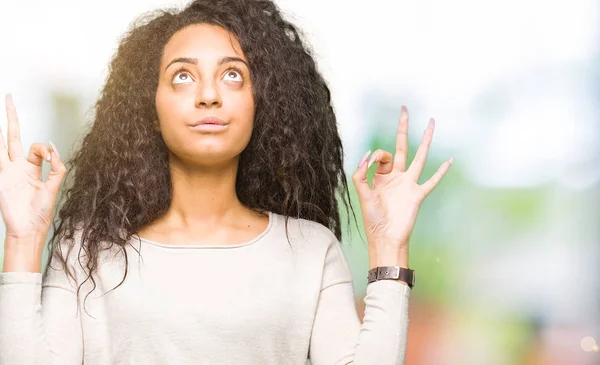 Joven Chica Hermosa Con Pelo Rizado Con Suéter Casual Relajarse — Foto de Stock