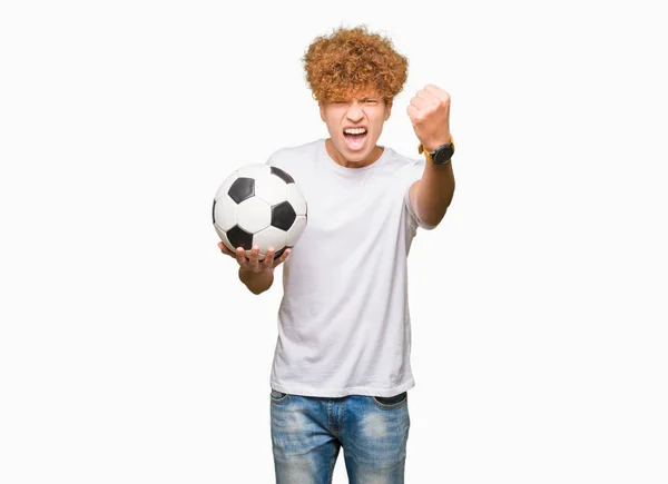 サッカー サッカー ボールを保持している若いハンサムな男を悩ませて イライラ叫び狂気と上げられた手で 叫んで 怒りと怒りのコンセプト — ストック写真