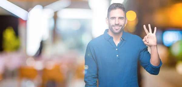 Joven Hombre Guapo Sobre Fondo Aislado Mostrando Señalando Hacia Arriba —  Fotos de Stock